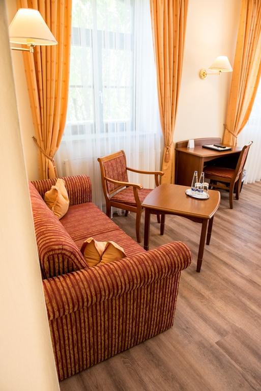 Hotel Angerbraeu มูร์เนา อัม ชตัฟเฟิลเซ ภายนอก รูปภาพ